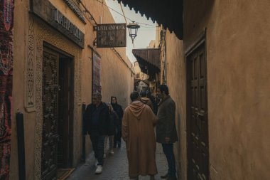Marakeş 'teki eski şehir Medine' nin sokak manzarası ve dar Fas sokağı.