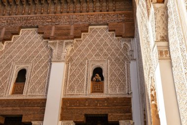 Madrasa 'nın lüks tavanı Ben Youssef tarihi bir İslami okul ve Marakeş, Fas' taki mimari mücevher.