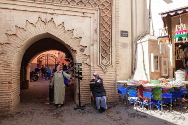 Marakeş 'teki eski şehir Medine Eski duvar ve geleneksel Riyad Fas' taki kemer yolu