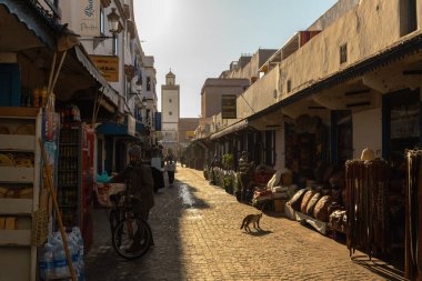Medina Essaouira Fas 'taki pazar caddesi.