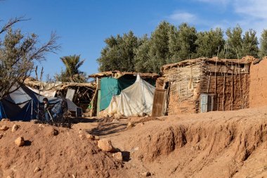 Atlas dağlarındaki geleneksel berber köyü fakir evleri Fas 'ta
