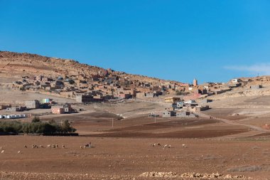 Berber kasabası manzaralı, ortasında minare olan Agafay Çölü, Fas