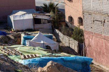 Atlas dağlarındaki geleneksel berber köyü fakir evleri Fas 'ta