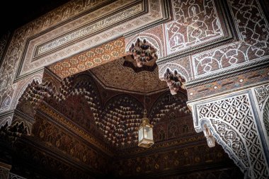 Marakeş Medine 'nin eski kenti Fas' taki Bahia Sarayı 'nın tavanının süslü oymaları.