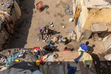 Senegal, St. Louis 'deki yangında zavallı ailenin yemek pişirme manzarası.