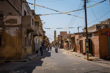 Eski şehir St. Louis 'in sokak manzarası, UNESCO dünya mirası alanı, Senegal