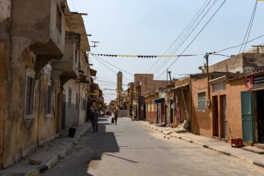 Eski şehir St. Louis 'in sokak manzarası, UNESCO dünya mirası alanı, Senegal