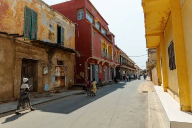 Eski şehir St. Louis 'in sokak manzarası, UNESCO dünya mirası alanı, Senegal