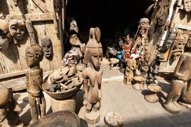 Geleneksel Afrikalı ahşap maskeler ve heykelcikler St. Louis Senegal 'de pazarda satılıyor.