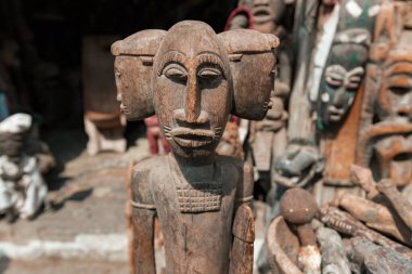 Geleneksel Afrikalı ahşap maskeler ve heykelcikler St. Louis Senegal 'de pazarda satılıyor.