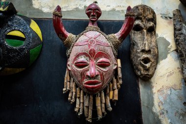 Geleneksel Afrikalı ahşap maskeler ve heykelcikler St. Louis Senegal 'de pazarda satılıyor.