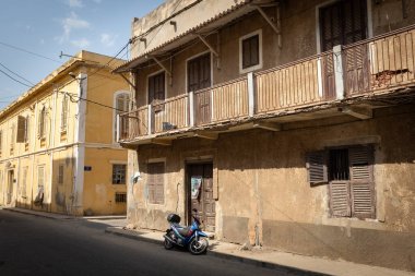Eski şehir St. Louis 'in sokak manzarası, UNESCO dünya mirası alanı, Senegal