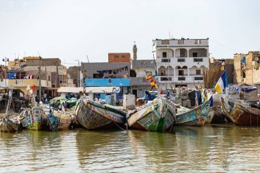 St. Louis Adası Senegal 'de denizde balıkçı tekneleri