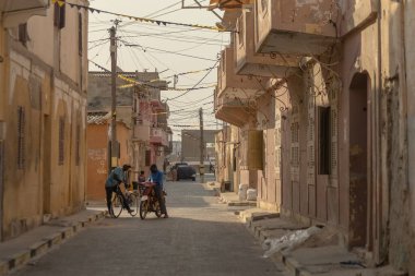 Eski şehir St. Louis 'in sokak manzarası, UNESCO dünya mirası alanı, Senegal