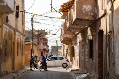 Eski şehir St. Louis 'in sokak manzarası, UNESCO dünya mirası alanı, Senegal