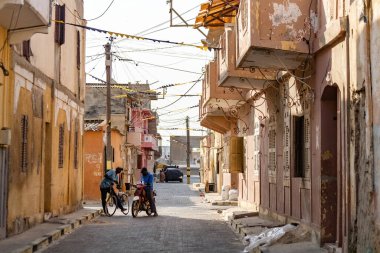 Eski şehir St. Louis 'in sokak manzarası, UNESCO dünya mirası alanı, Senegal