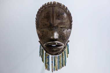 Senegal, Kongo, Kamerun gibi Afrika ülkelerinde kabile dansı ve ayinler için kullanılan eski Afrika ahşap maskesi Siyahi Medeniyetler Müzesi Dakar