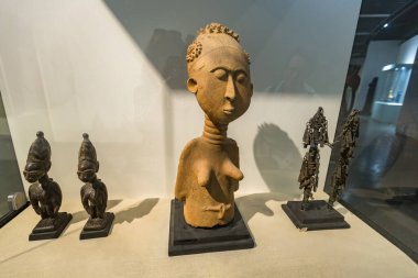 Senegal, Kongo, Kamerun gibi Afrika ülkelerinde kabile dansı ve ayinler için kullanılan eski Afrika ahşap maskesi Siyahi Medeniyetler Müzesi Dakar