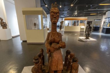 Siyahi Medeniyetler Müzesi 'ndeki Senegal, Kongo, Kamerun gibi Afrika ülkelerinde kabile dansı ve ayinler için kullanılan eski Afrika ahşap heykelciği Dakar