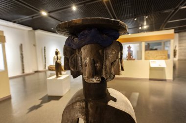 Siyahi Medeniyetler Müzesi 'ndeki Senegal, Kongo, Kamerun gibi Afrika ülkelerinde kabile dansı ve ayinler için kullanılan eski Afrika ahşap heykelciği Dakar