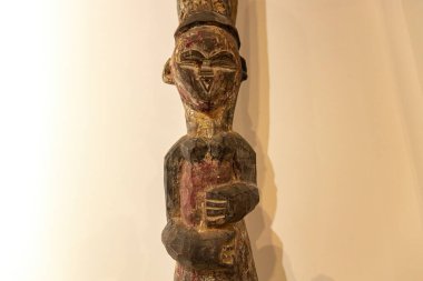 Siyahi Medeniyetler Müzesi 'ndeki Senegal, Kongo, Kamerun gibi Afrika ülkelerinde kabile dansı ve ayinler için kullanılan eski Afrika ahşap heykelciği Dakar