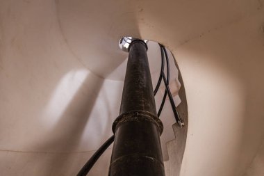 Deniz fenerinin içindeki sarmal merdiven.