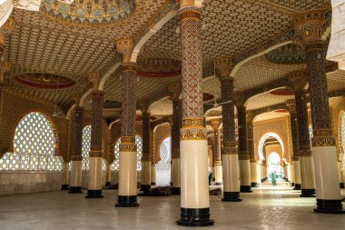 Touba Camii Senegal 'inde sütunlar ve güzel mozaiklerle iç avluda.