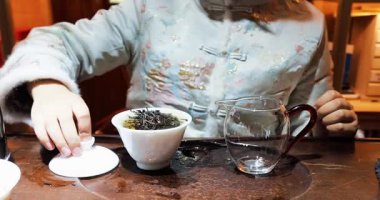 Çin çay seremonisi. Tanınmayan bir kadın. Görünmez bir yüz. Çin çayını tadıyor.