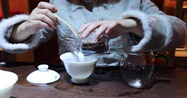 Çin çay seremonisi. Tanınmayan bir kadın. Görünmez bir yüz. Çin çayını tadıyor.