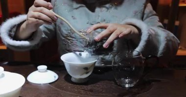 Çin çay seremonisi. Tanınmayan bir kadın. Görünmez bir yüz. Çin çayını tadıyor.