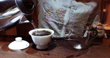 Çin çay seremonisi. Tanınmayan bir kadın. Görünmez bir yüz. Çin çayını tadıyor.