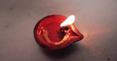Diwali stili küçük kil tapınak mumları yakın görüntüyü yakıyor.