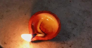 Diwali stili küçük kil tapınak mumları yakın görüntüyü yakıyor.