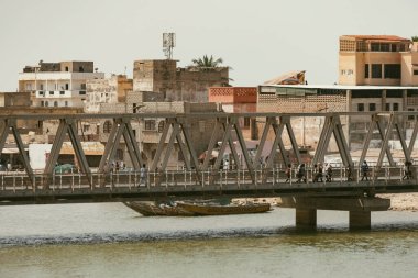 Nehrin karşısındaki ahşap köprü St. Louis eski Senegal kasabasında.