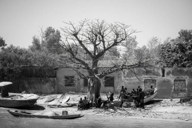 Büyük Baobab ağacı ve Afrikalı balıkçılar Joal Fadiouth adasında tekneleri olan Senegal