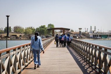 Senegal 'deki Joal Fadiuth adasındaki tahta köprü.