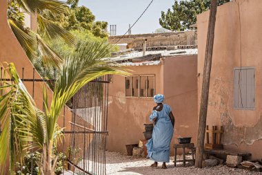 Joal Fadiouth Senegal 'in deniz kabuğu adasındaki küçük kasabanın sokaklarındaki Afrikalı kadın.