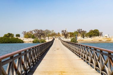 Senegal 'deki Joal Fadiuth adasındaki tahta köprü.