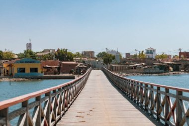 Senegal 'deki Joal Fadiuth adasındaki tahta köprü.