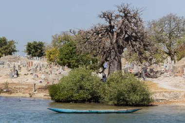 Senegal 'deki Joal Fadiouth' daki deniz kabuğu adasındaki mezarlığa bak.