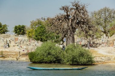Senegal 'deki Joal Fadiouth' daki deniz kabuğu adasındaki mezarlığa bak.