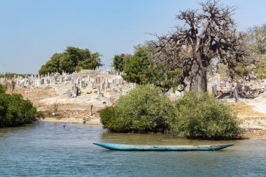 Senegal 'deki Joal Fadiouth' daki deniz kabuğu adasındaki mezarlığa bak.
