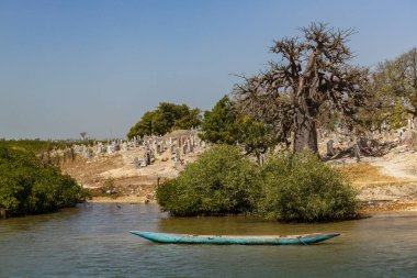 Senegal 'deki Joal Fadiouth' daki deniz kabuğu adasındaki mezarlığa bak.