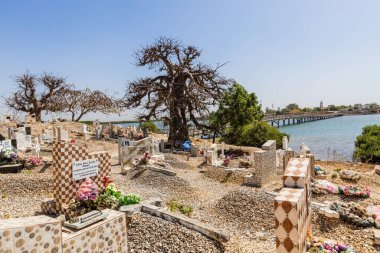 Senegal 'deki Joal Fadiouth' daki deniz kabuğu adasındaki mezarlığa bak.
