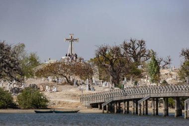 Senegal 'deki Joal Fadiouth' daki deniz kabuğu adasındaki mezarlığa bak.