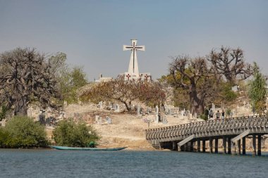 Senegal 'deki Joal Fadiouth' daki deniz kabuğu adasındaki mezarlığa bak.