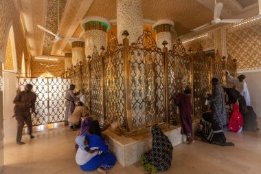 Senegal, Touba 'daki Büyük Touba Camii' nde Amadou Bamba M 'backe' nin mezarındaki insanlar