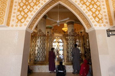 Senegal, Touba 'daki Büyük Touba Camii' nde Amadou Bamba M 'backe' nin mezarındaki insanlar