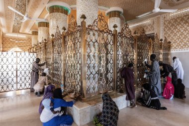 Senegal, Touba 'daki Büyük Touba Camii' nde Amadou Bamba M 'backe' nin mezarındaki insanlar