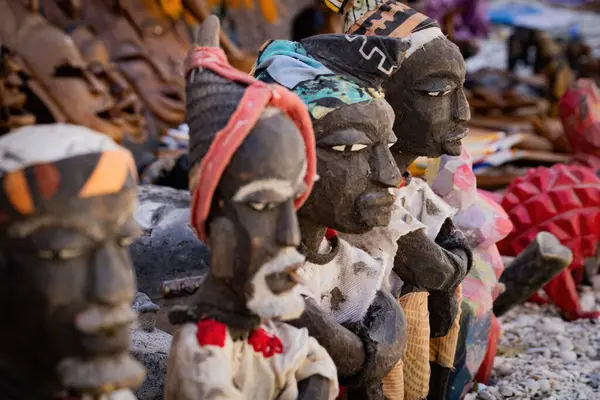 Senegal 'deki Joal Fadiuth' ta satılık tahta Afrika heykelcikleri.